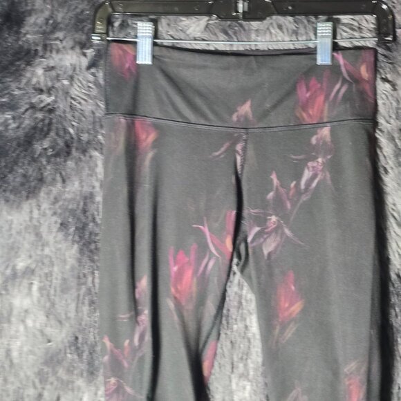 Lululemon Women’s Floral Capri Crop Leggings Black Pink Estimated Size 4 - Picture 2 of 9
